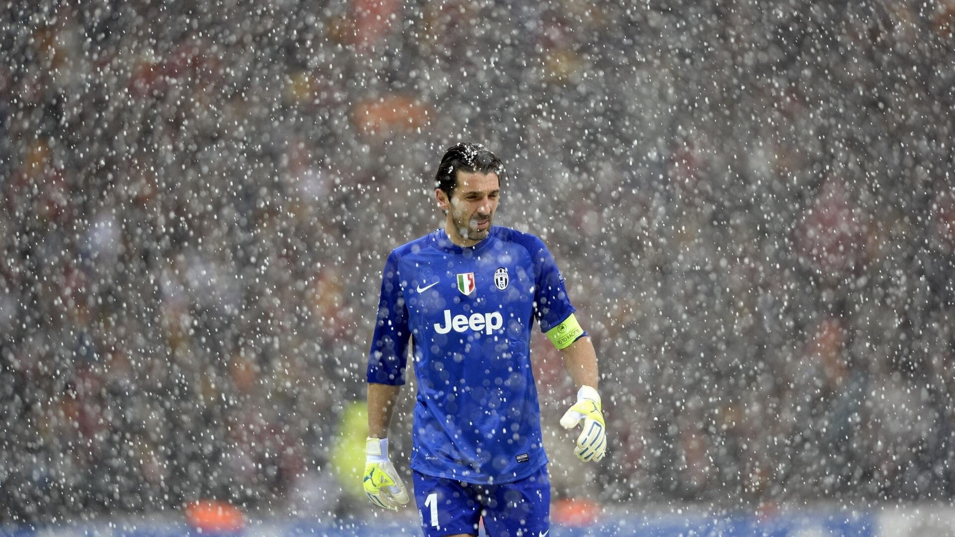 五大联赛是否鼓励中场球员提前站位覆盖断球线路,五大联赛中锋